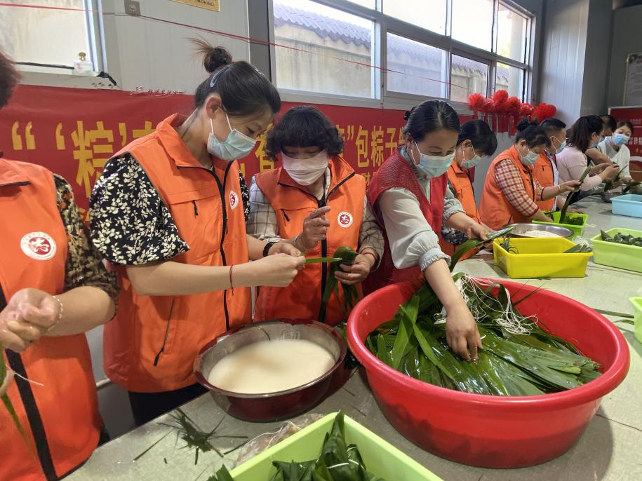 青口供電所黨支部聯(lián)合生產(chǎn)生活服務(wù)中心分會(huì)、黃沙坨社區(qū)，共同舉辦“悠悠艾草香 濃濃端午情”系列活動(dòng)。.png